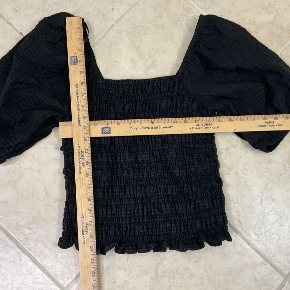 Old Navy Women Crop Top M Black Puff Sleeve Dainty Smocked Coquette